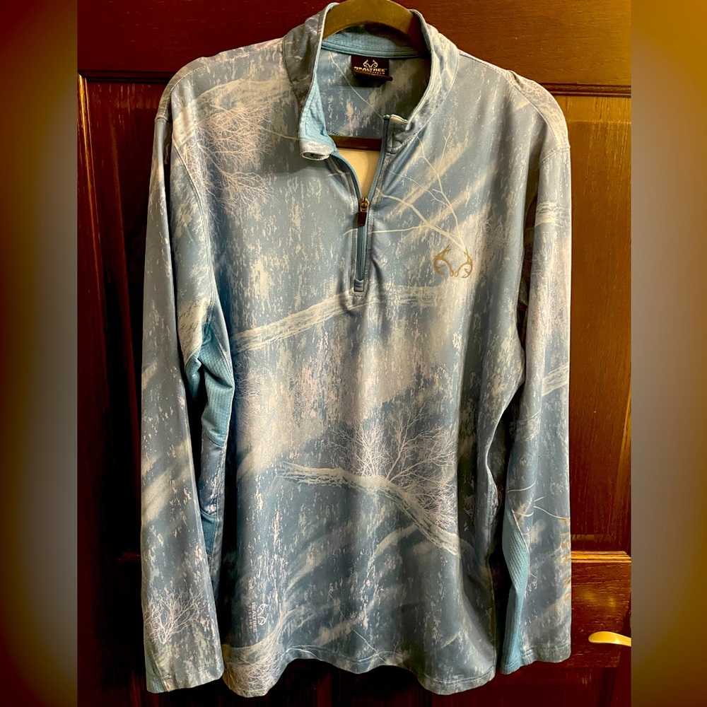 Men’s size M fishing shirt, brand Realtree. Barely worn.